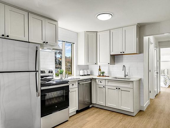 New kitchen with shaker cabinets, quartz countertops, an undermount sink, subway tile backsplash, and stainless steel appliances.