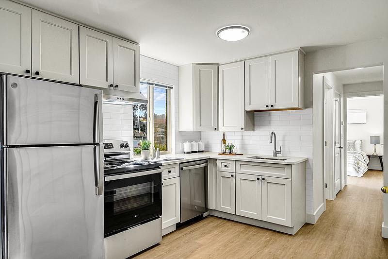 New kitchen with shaker cabinets, quartz countertops, an undermount sink, subway tile backsplash, and stainless steel appliances.