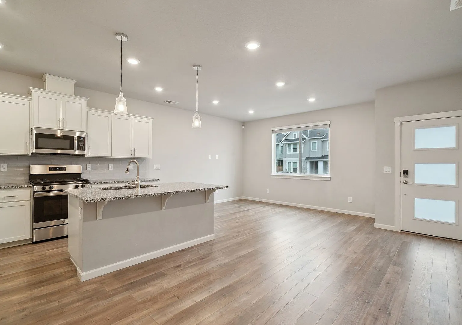 3 bed, 3.0 bath, 1612 sqft, $2,595 — Photo 2