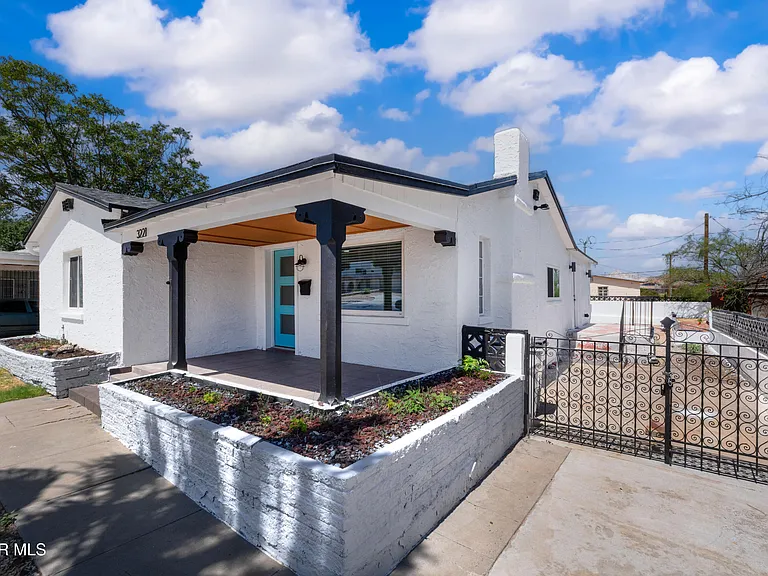 3221 N Stanton St — Photo 3