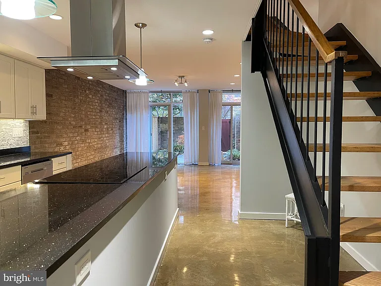 457 N St SW — Photo 10