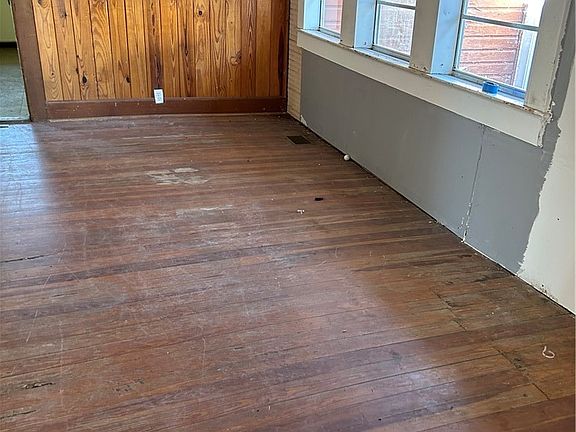 4th image of 420 W Pleasant St