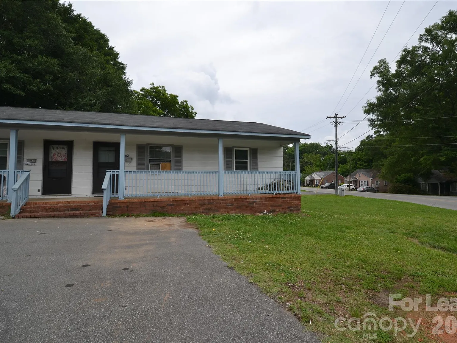 2 bed, 1.0 bath, 715 sqft, $995 — Photo 2