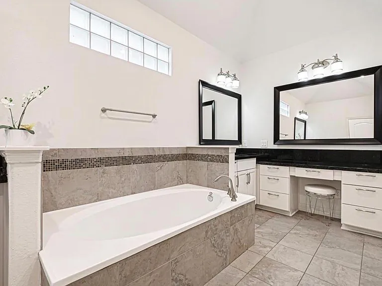 1531 Woodbend Park W — Photo 16