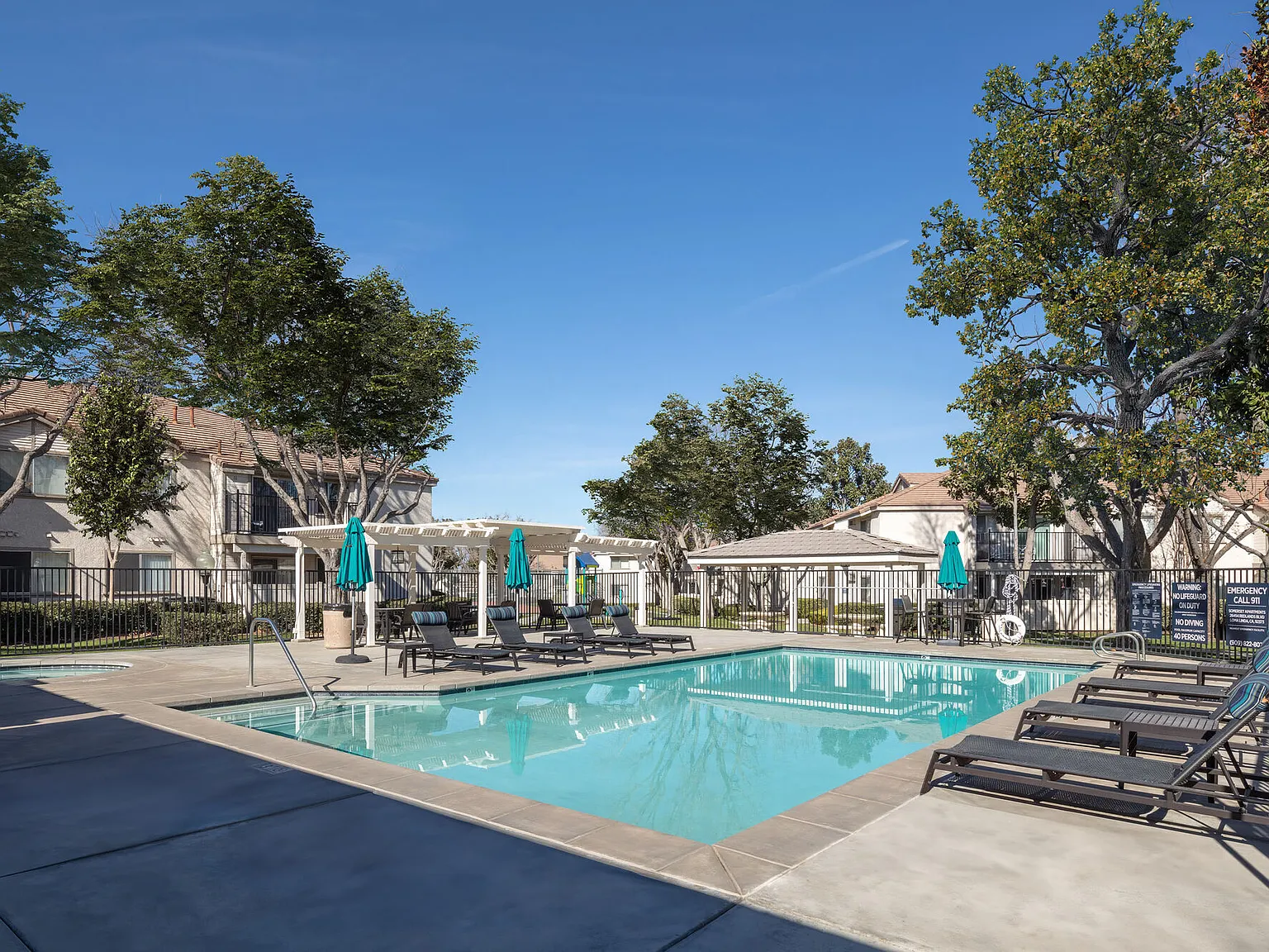Somerset Apartments — Photo 1