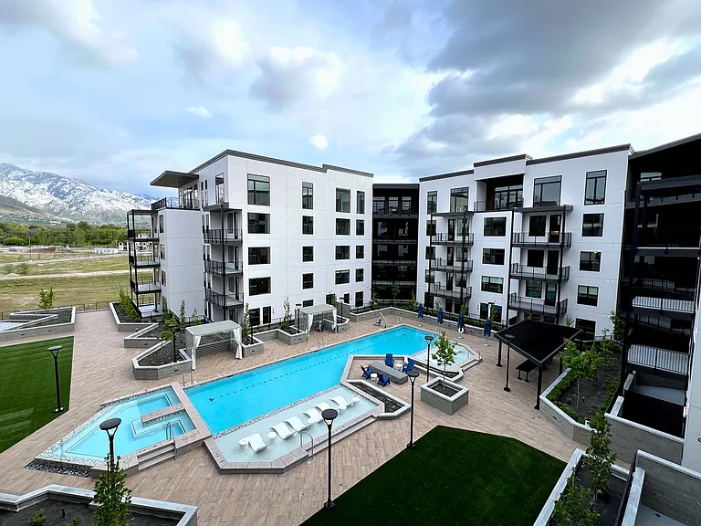 The Grandeur | Pool Deck