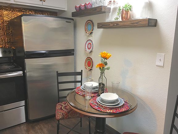 Cute eat-in kitchen