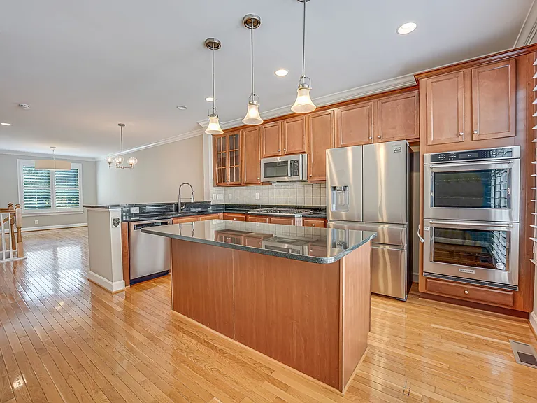 2608 S Kenmore Ct — Photo 7