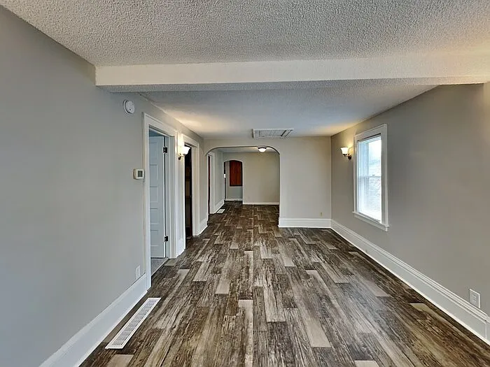 2068 Reaney Ave E — Photo 2