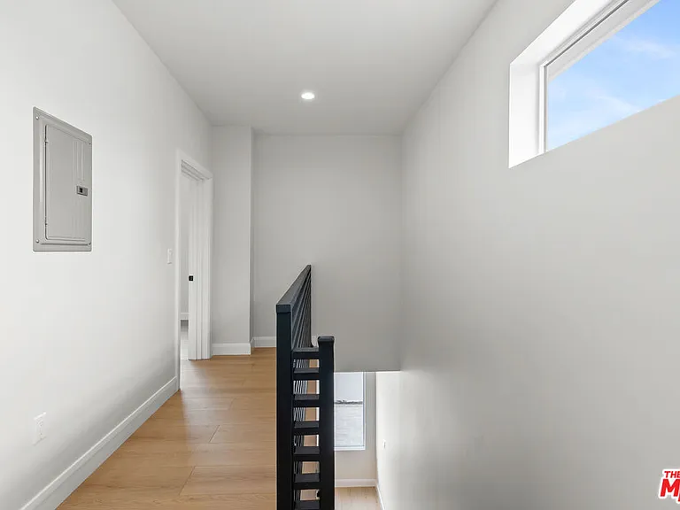 6932 Babcock Ave — Photo 11