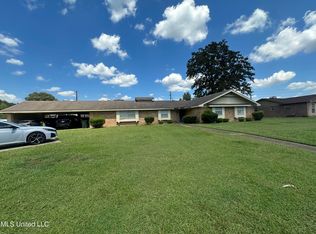 128 Country Club Dr, Greenwood, MS 38930