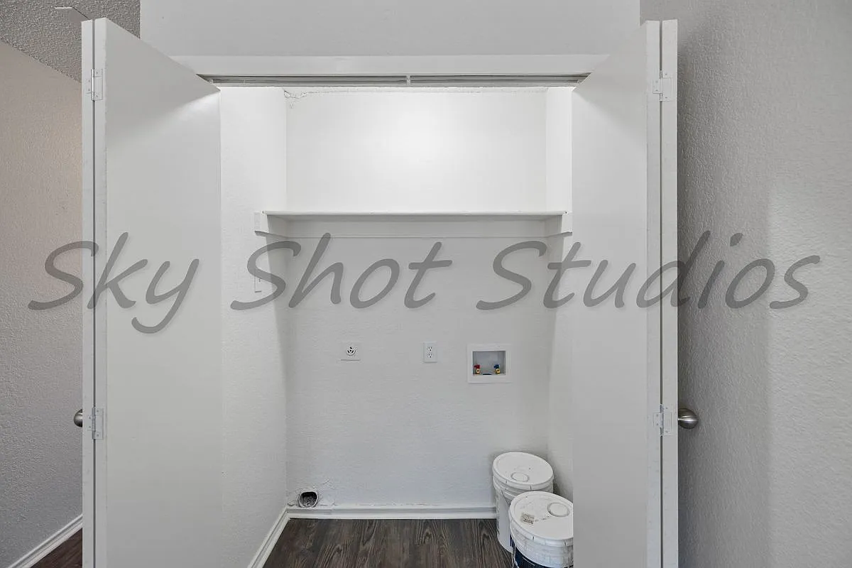 3 bed, 1.0 bath, 952 sqft, $1,400 — Photo 3