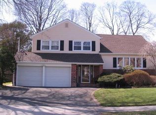 8 Honey Dr, Syosset, NY 11791