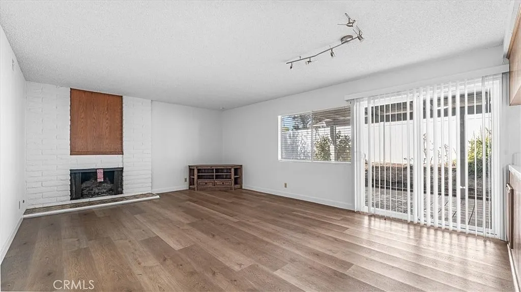 4 bed, 2073 sqft, $3,700 — Photo 2