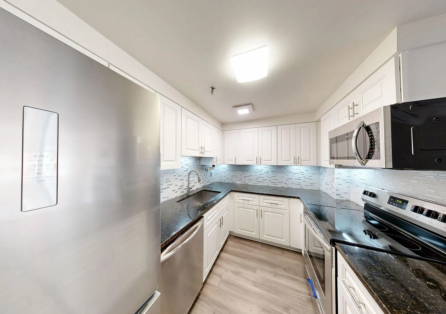 Beautifully updated 2Bed/2bath Condo w/ assigned parking! — Photo 4