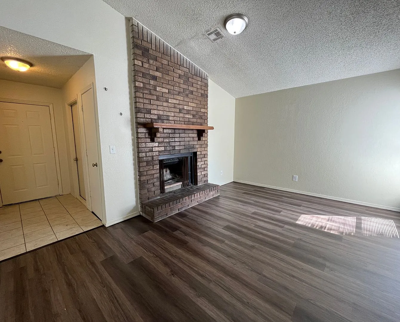 Cozy 3 Bedroom duplex In A Cudesac!! — Photo 3