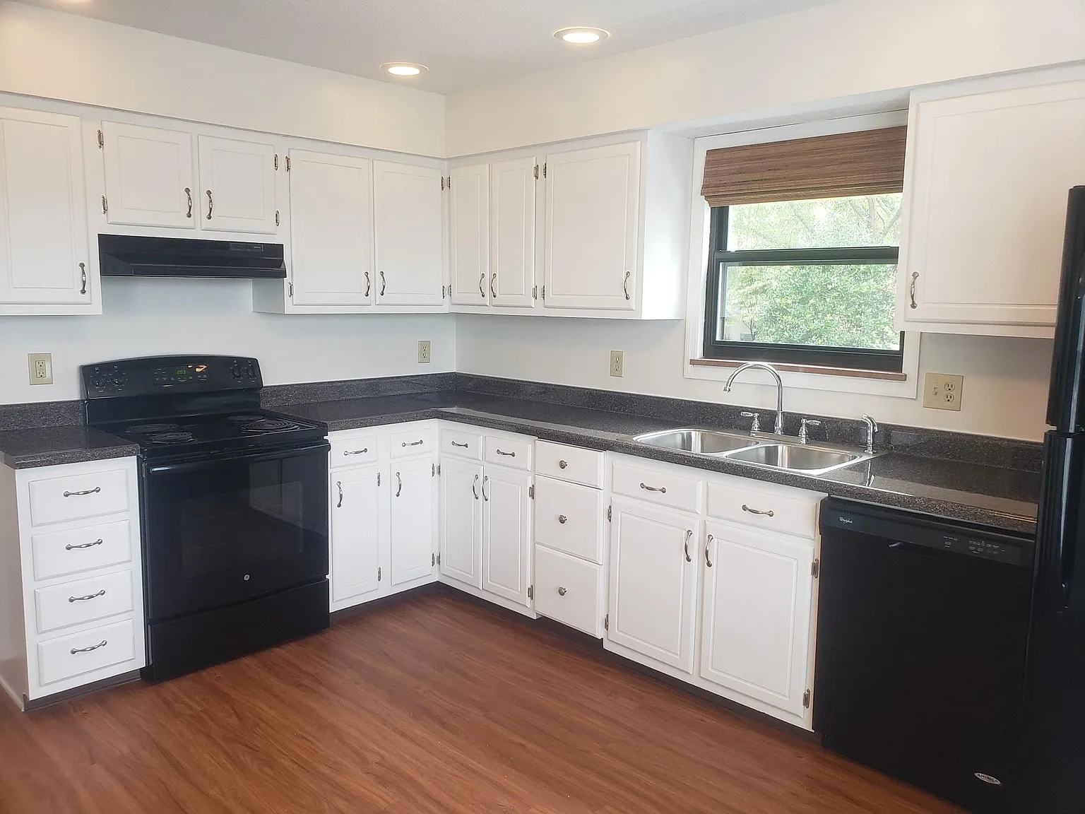 3 bed, 2.5 bath, 2300 sqft, $2,050 — Photo 4
