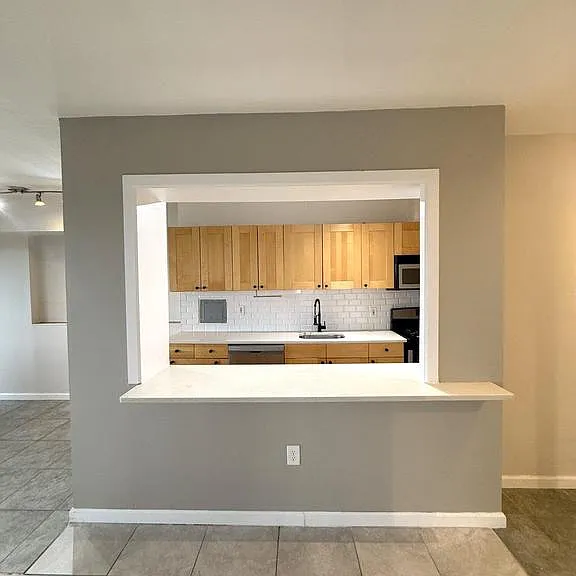1508 Barclay Towers — Photo 4