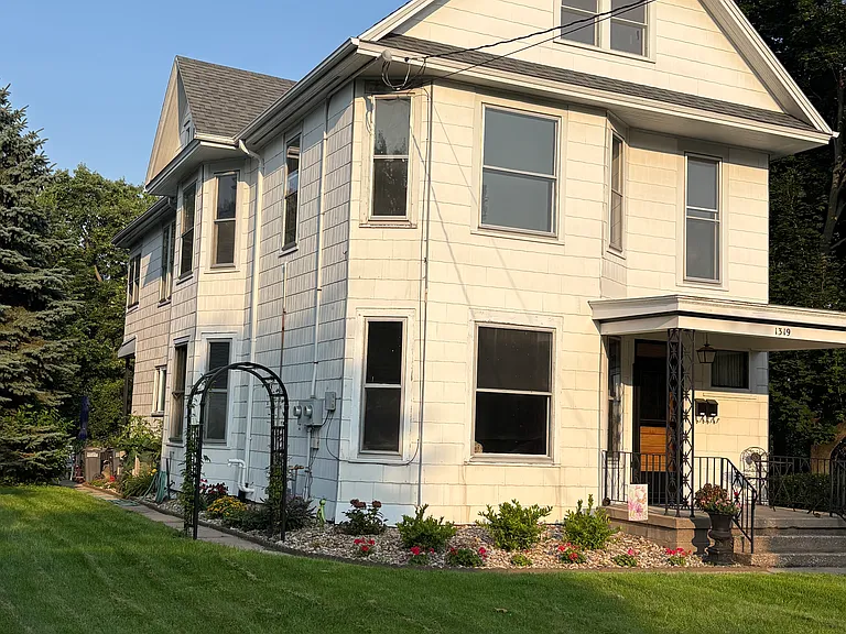 Renter has no responsibility for lawn care.