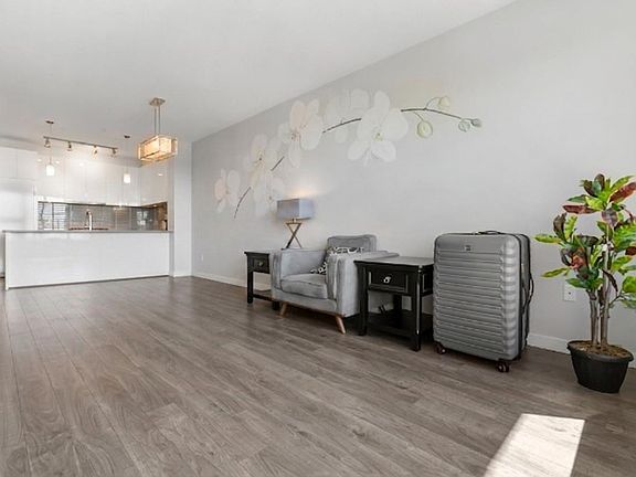 4th image of 9311 Alexandra Rd #613