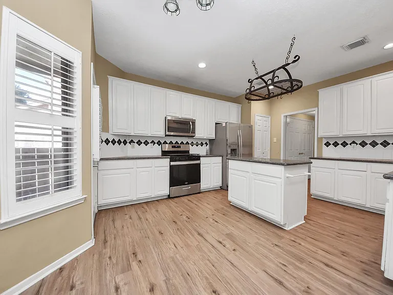 23003 Governorshire Dr — Photo 28