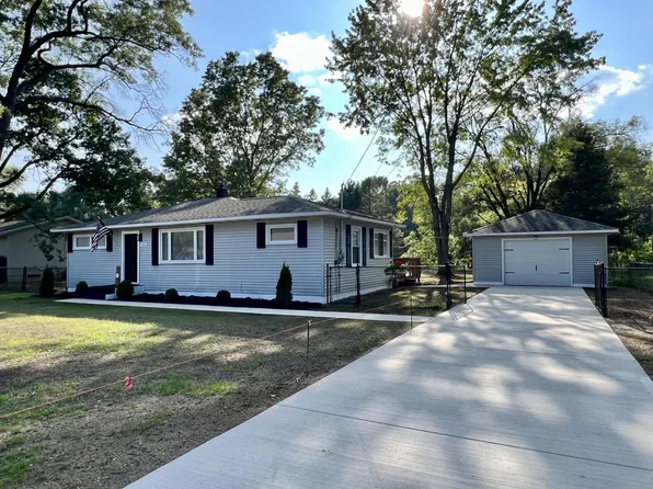1135 Holiday St, Muskegon, MI 49442