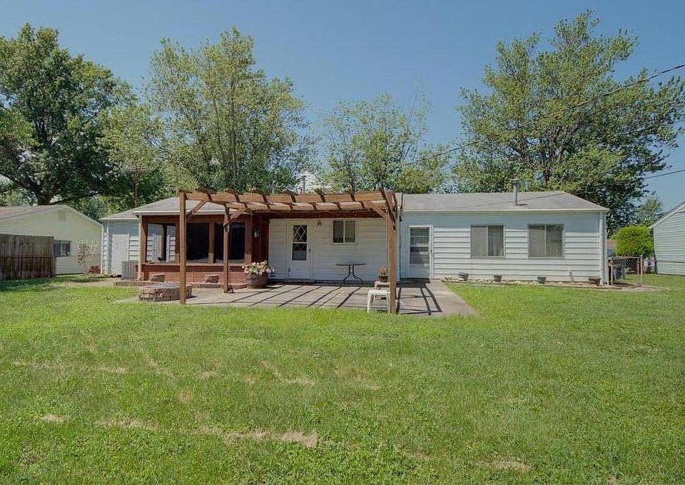2nd image of 906 Jacobs Ln