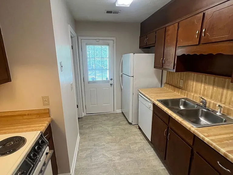 721-723 Jackson View Road — Photo 5