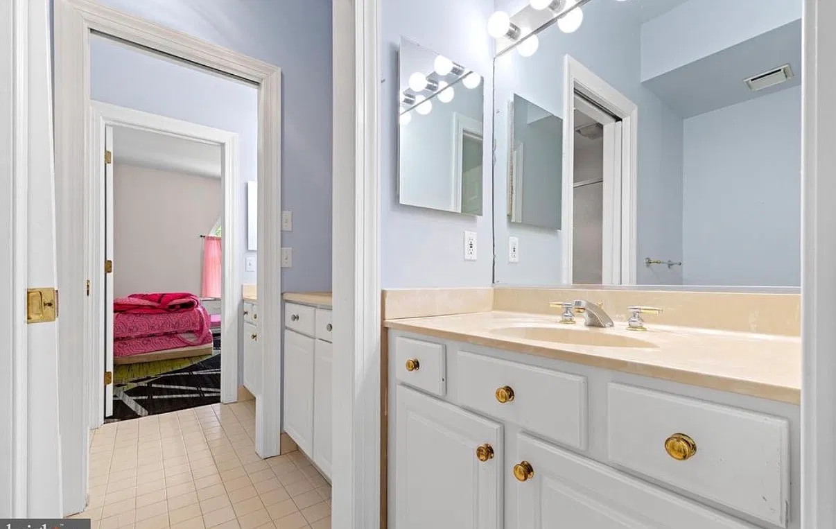 5 bed, 4515 sqft, $5,800 — Photo 3