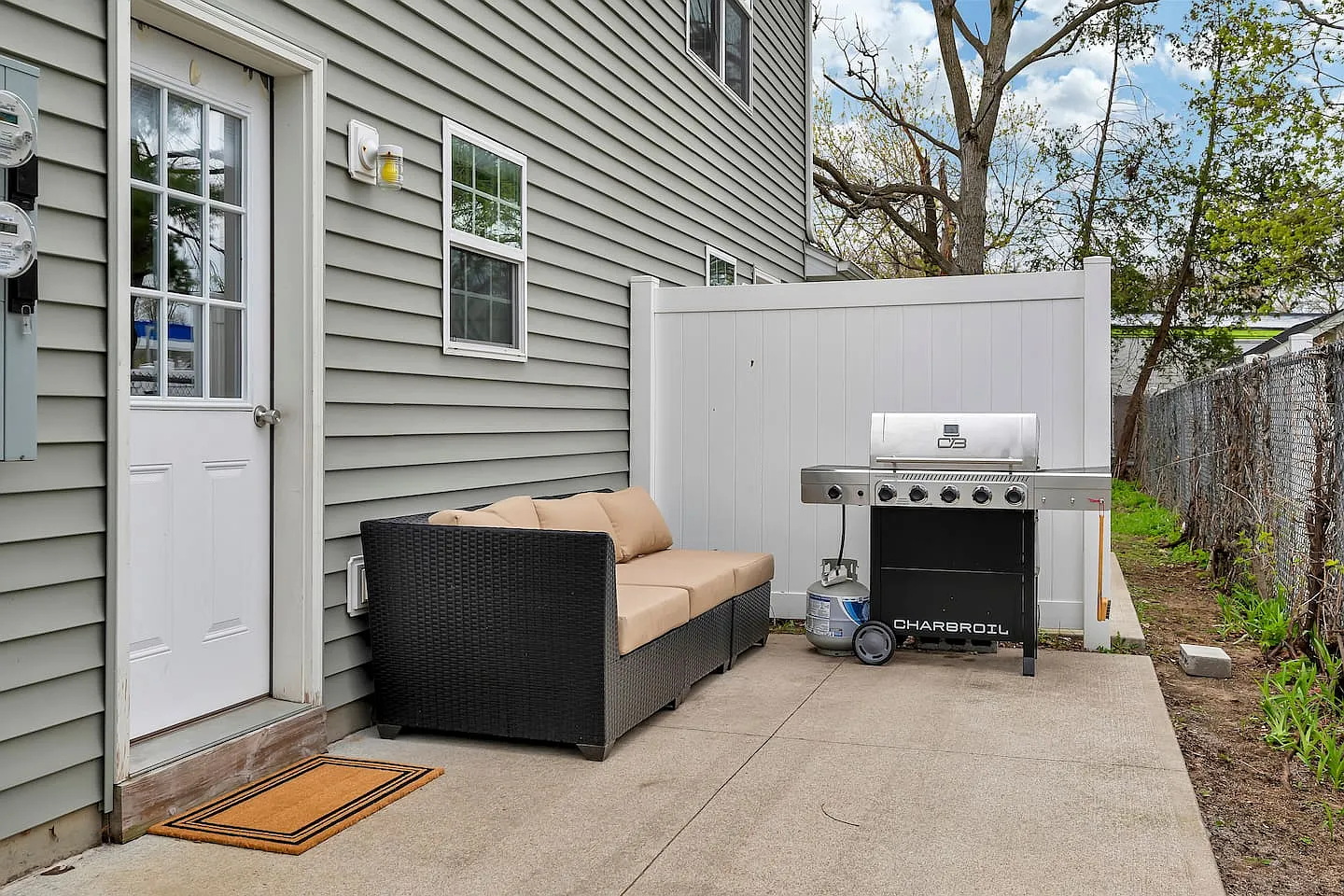 2 bed, 1.5 bath, 900 sqft, $2,650 — Photo 3