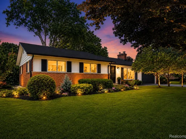3161 Woodcrest Rd, Rochester Hills, MI 48309