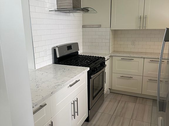 5th image of 1485 S Beverly Dr #6