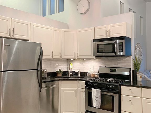 5th image of 1914 N Sheffield Ave APT 3F