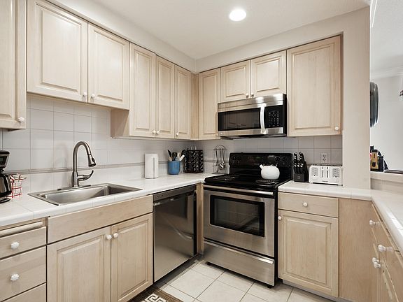 4th image of 115 N Miller St #203