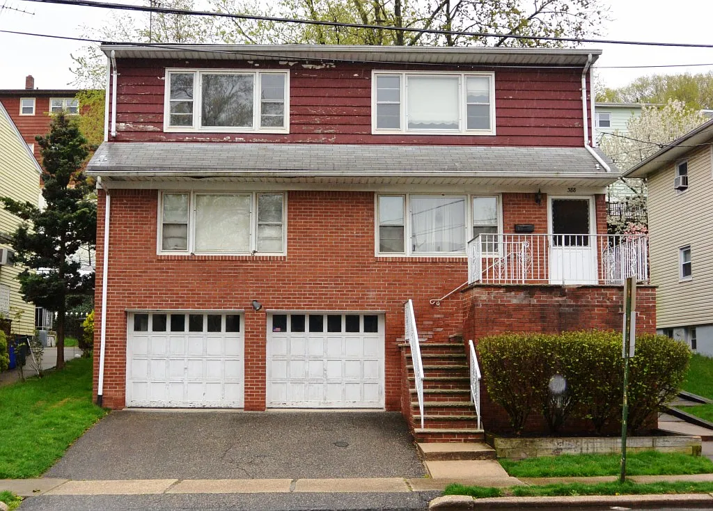 388 Bernard Pl photo 1