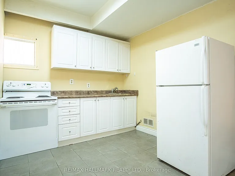 399 Lawrence Ave W #BASEMENT — Photo 17