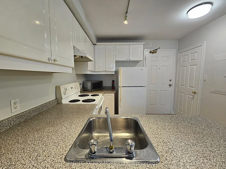 524 Yonge St #201 — Photo 6