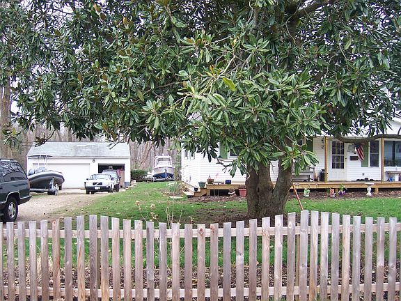 3 Car Garage in Back 