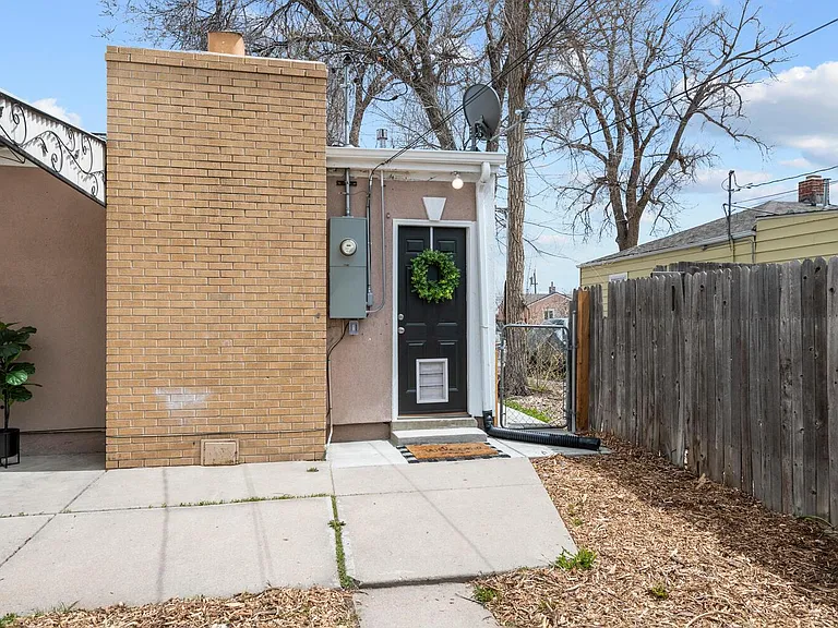 895 Grove St #B — Photo 4