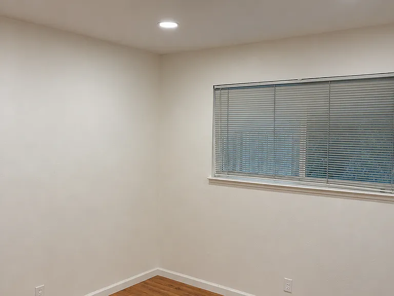 215 Saint Nicholas Ct — Photo 10