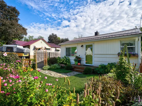 2130 E Whittemore Ave, Burton, MI 48529