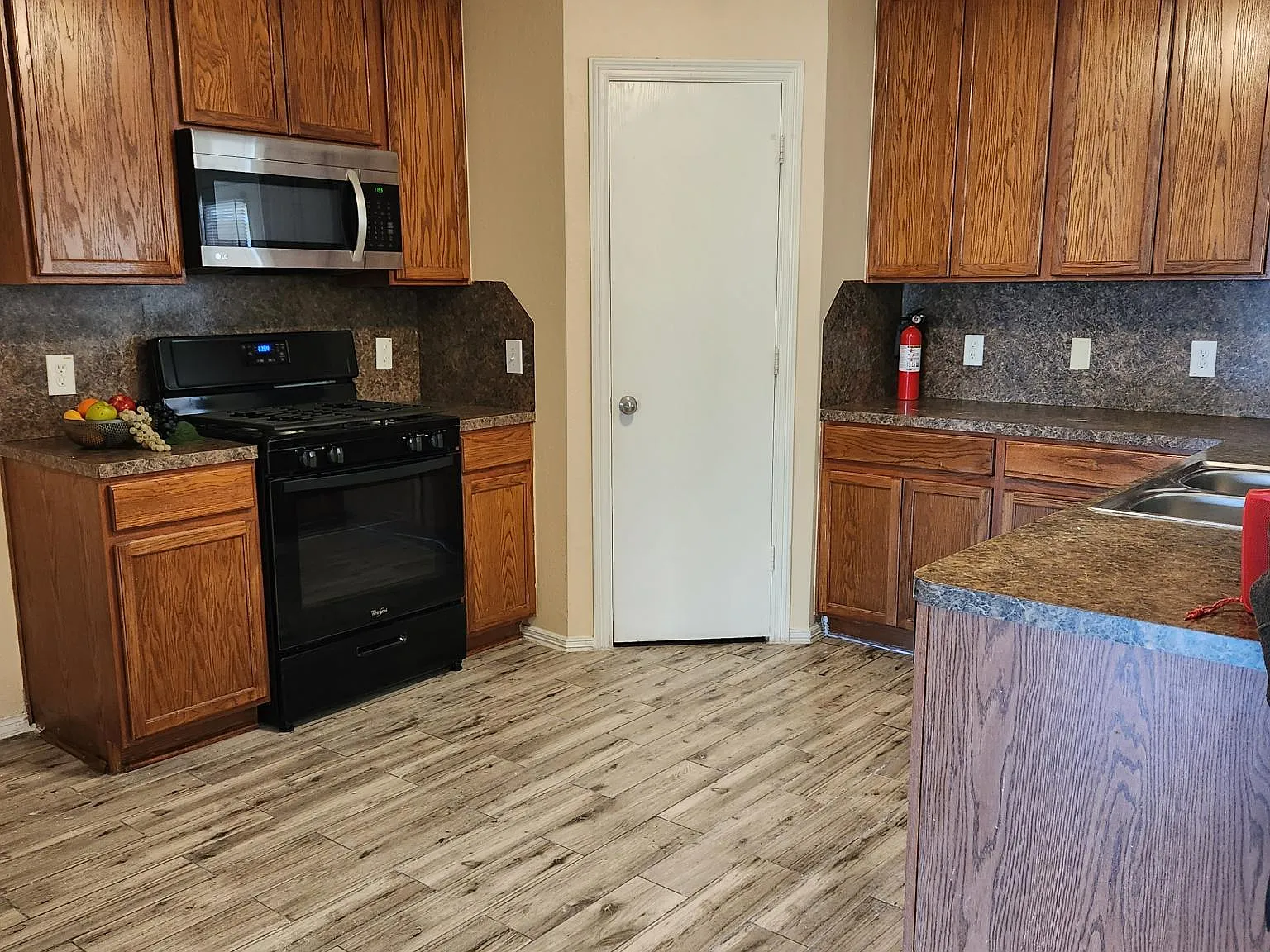 3 bed, 2.5 bath, 1842 sqft, $1,900 — Photo 4
