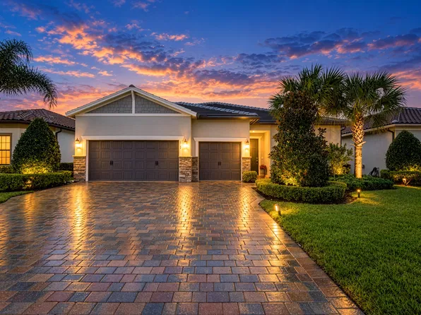 652 SE BOBOLI Way, Port St Lucie, FL 34984