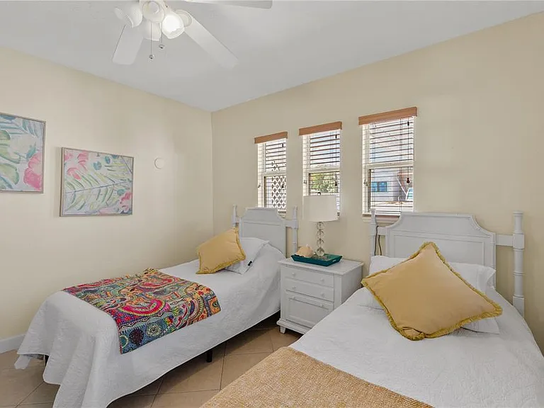 7860 Holiday Dr — Photo 31