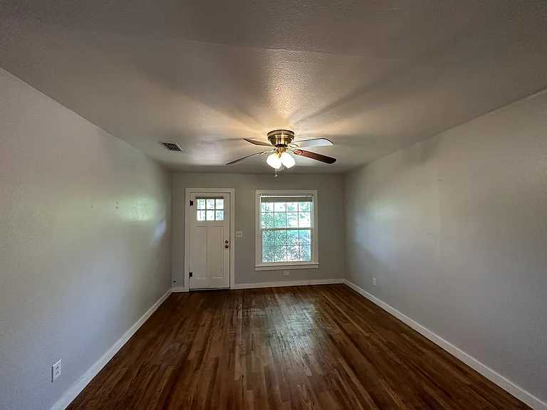 208 N Bowie St — Photo 3