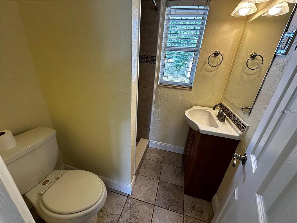 3 bed, 2.0 bath, 894 sqft, $2,000 — Photo 3