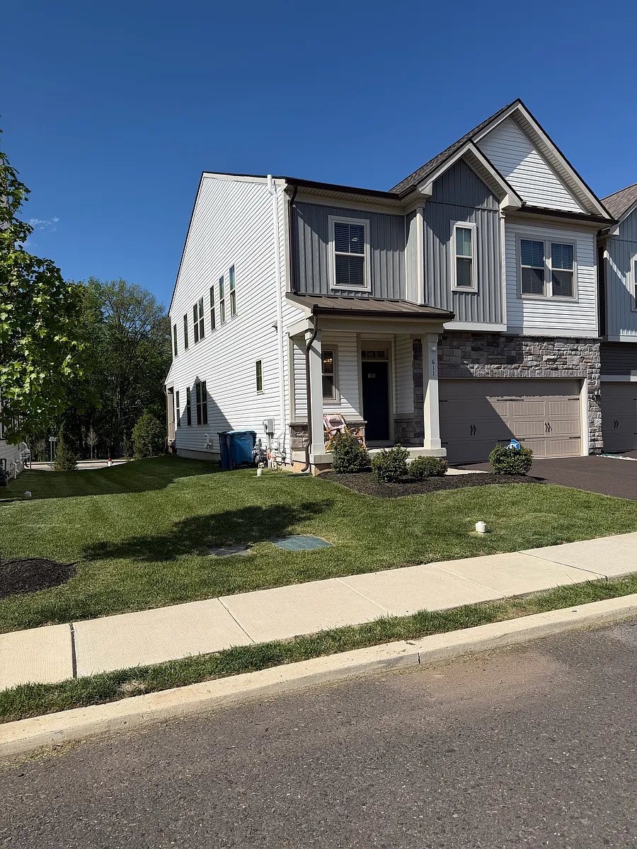 Building Photo - 611 America Dr