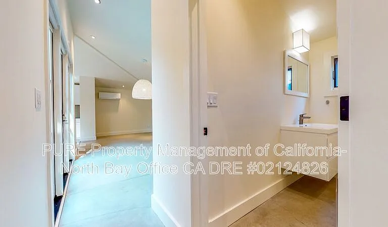 945 Brown St #B — Photo 4
