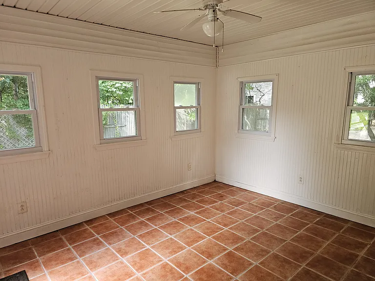 202 Falls Blvd — Photo 32