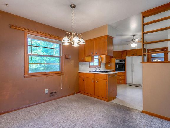 4th image of 640 Manor Dr NE
